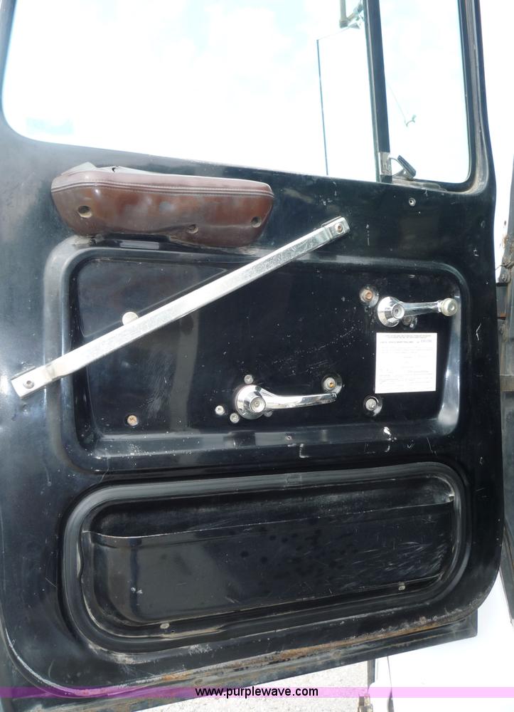 image for item 4087 1984 Ford Conventional N LNT9000 tractor truck