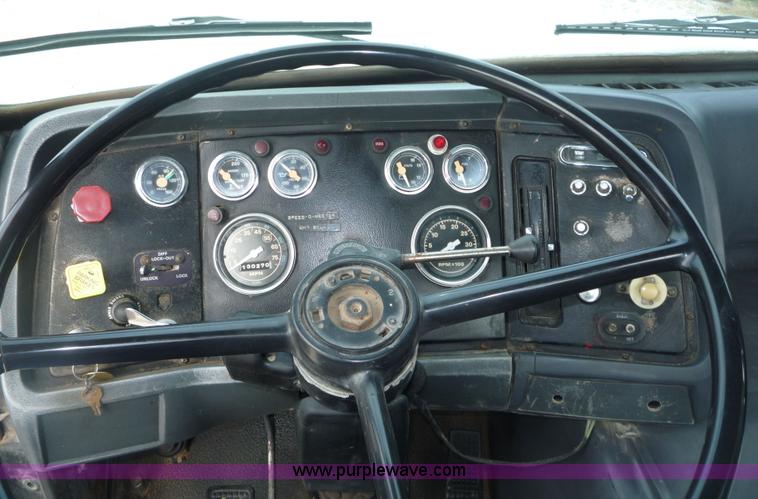 image for item 4087 1984 Ford Conventional N LNT9000 tractor truck