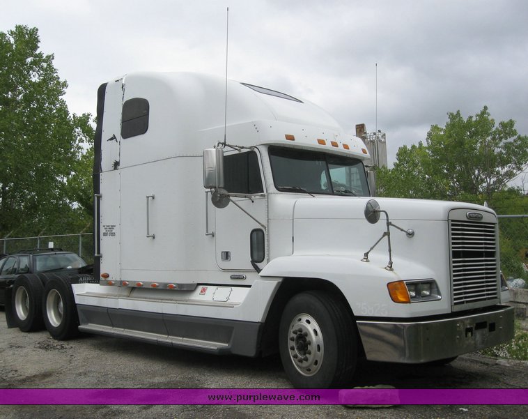 image for item 6945 2003 Freightliner Convensional FLD120