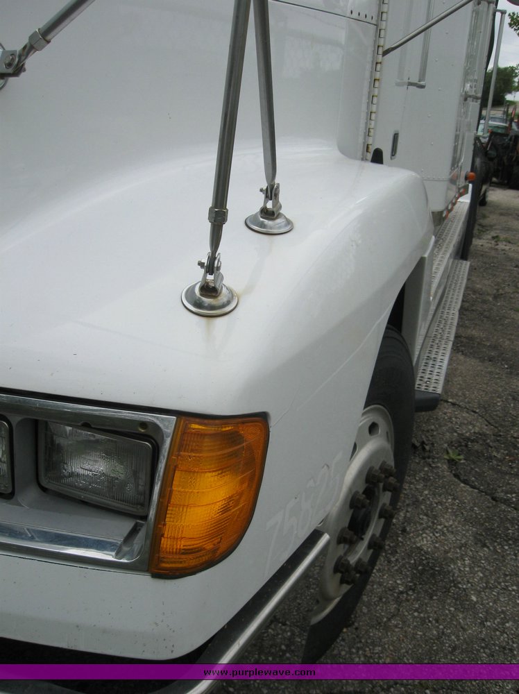 image for item 6945 2003 Freightliner Convensional FLD120