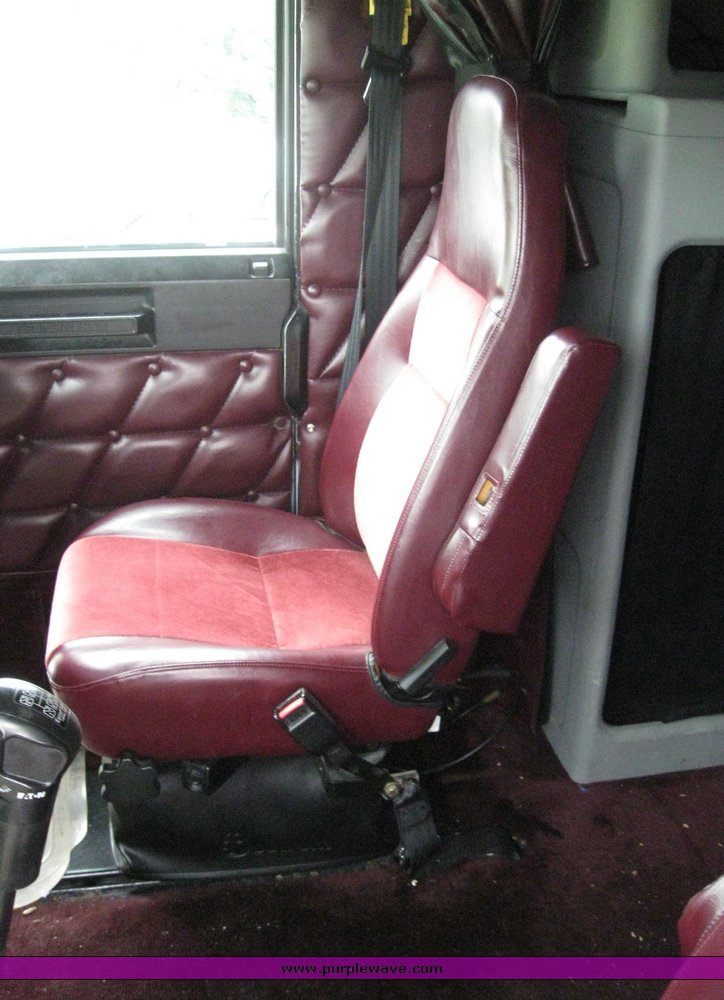 image for item 6945 2003 Freightliner Convensional FLD120