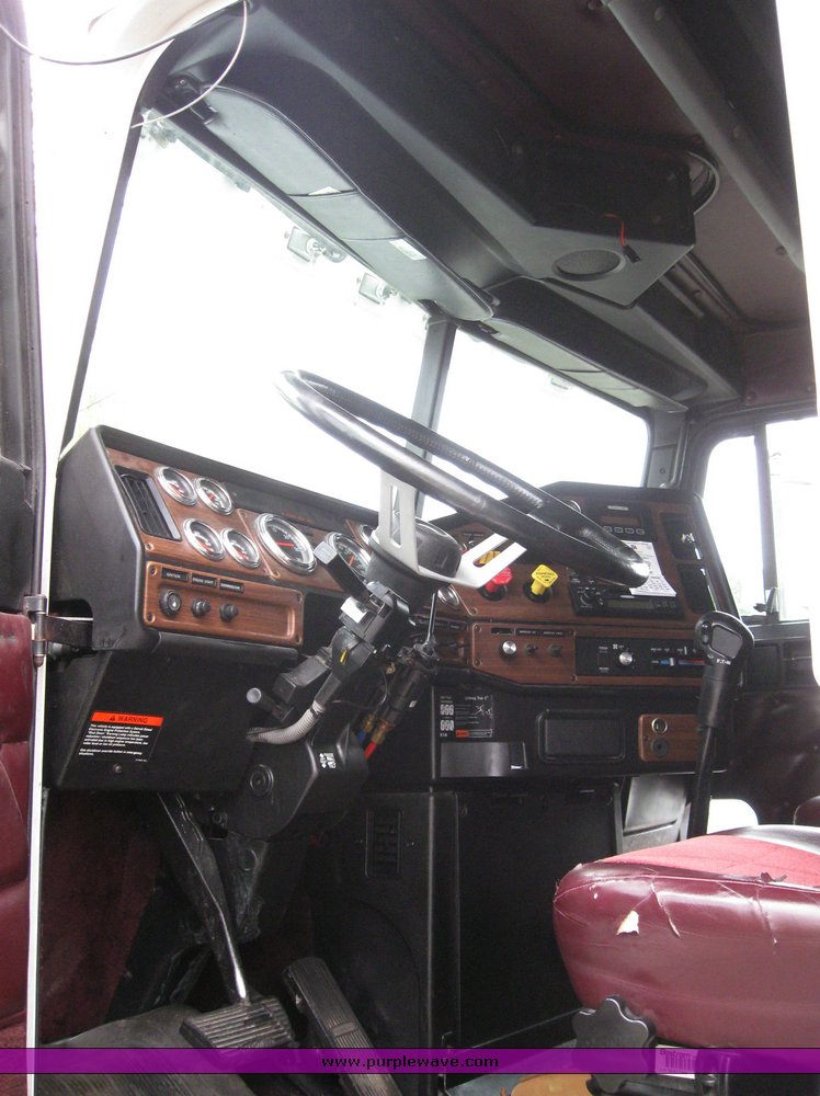 image for item 6945 2003 Freightliner Convensional FLD120