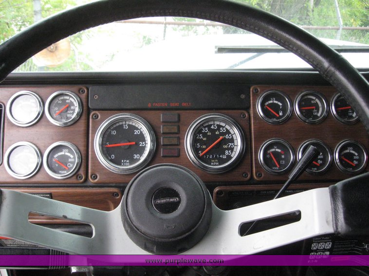 image for item 6945 2003 Freightliner Convensional FLD120