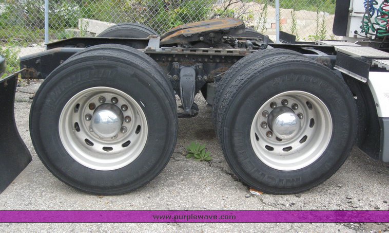 image for item 6945 2003 Freightliner Convensional FLD120