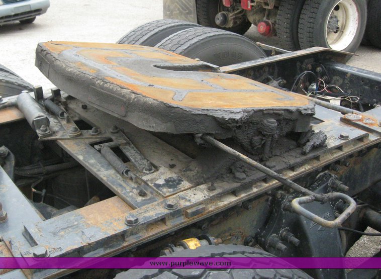 image for item 6945 2003 Freightliner Convensional FLD120