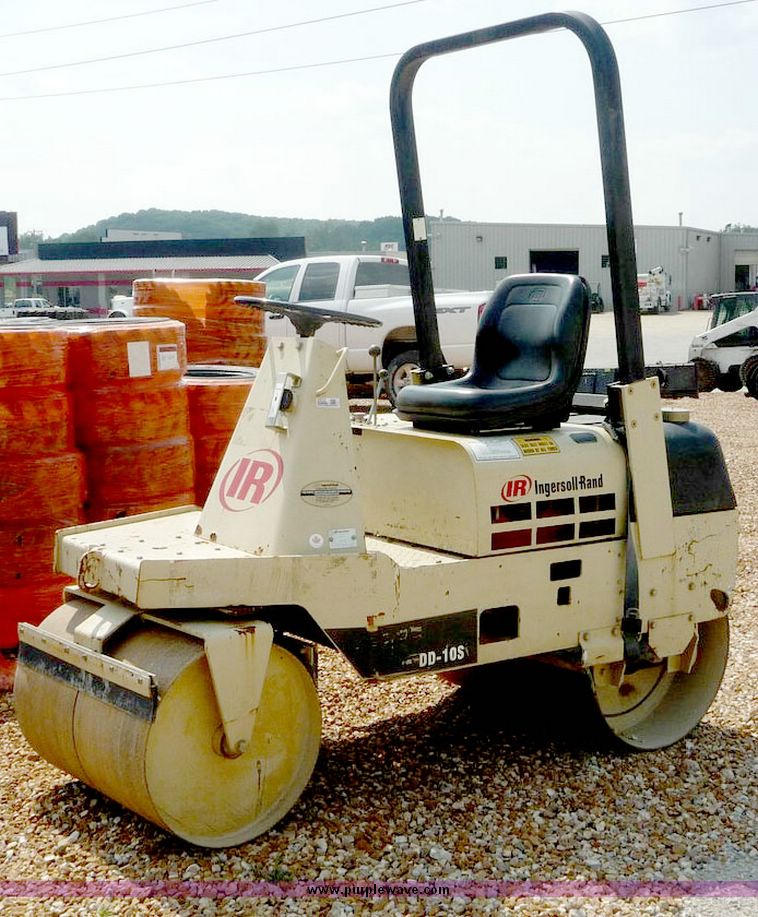 image for item 2032 2004 Ingersoll Rand DD10S vibratory packer roller