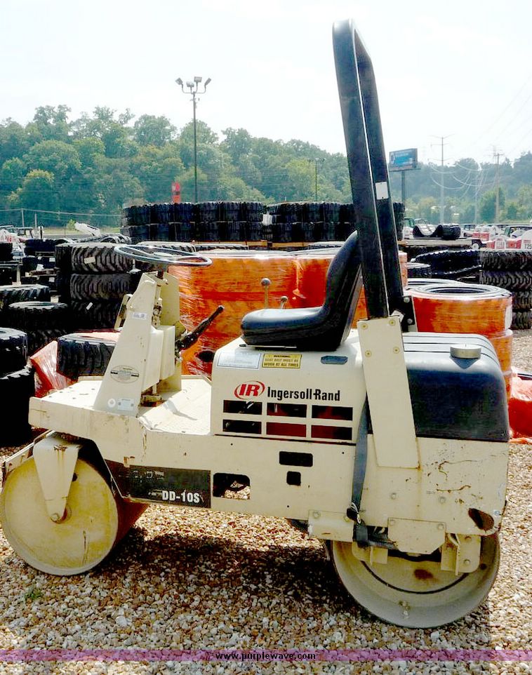 image for item 2032 2004 Ingersoll Rand DD10S vibratory packer roller