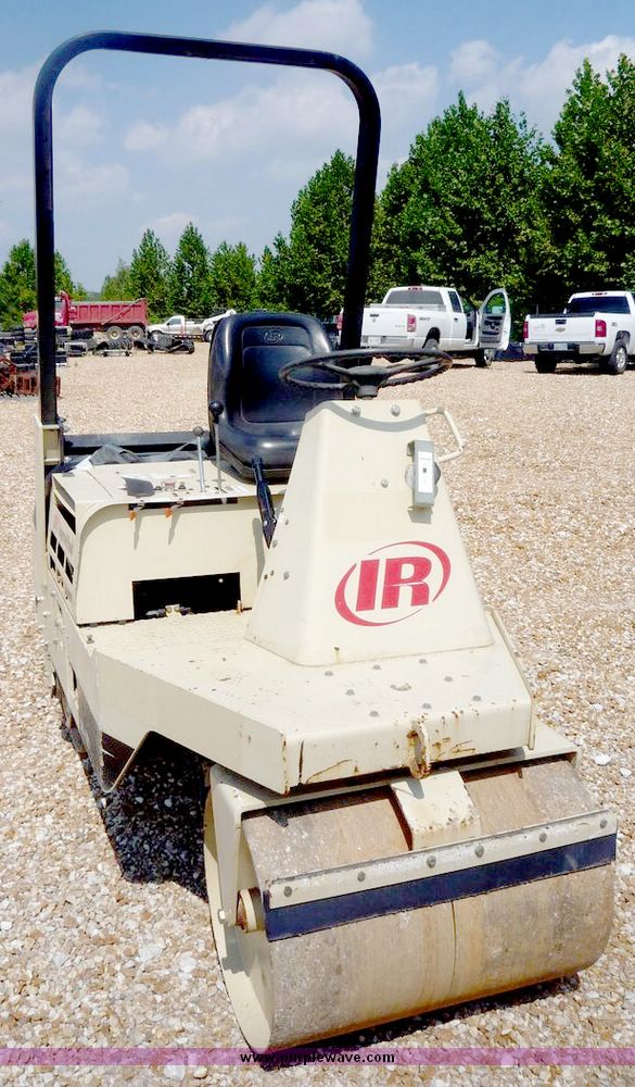 image for item 2033 2004 Ingersoll Rand DD10S vibratory packer roller