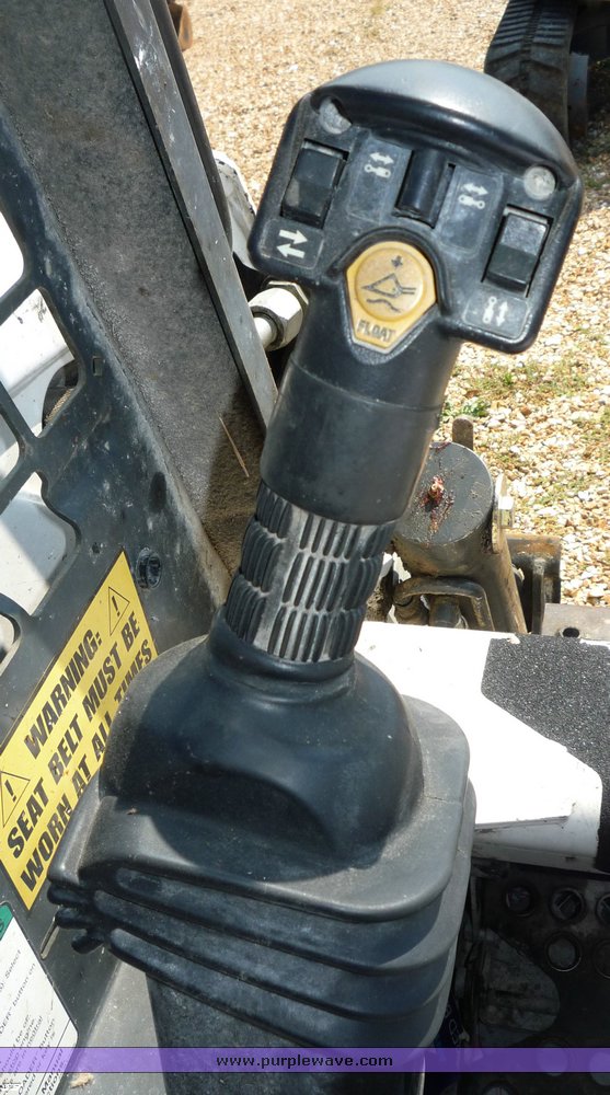 image for item 2277 2005 Bobcat S220 skid steer