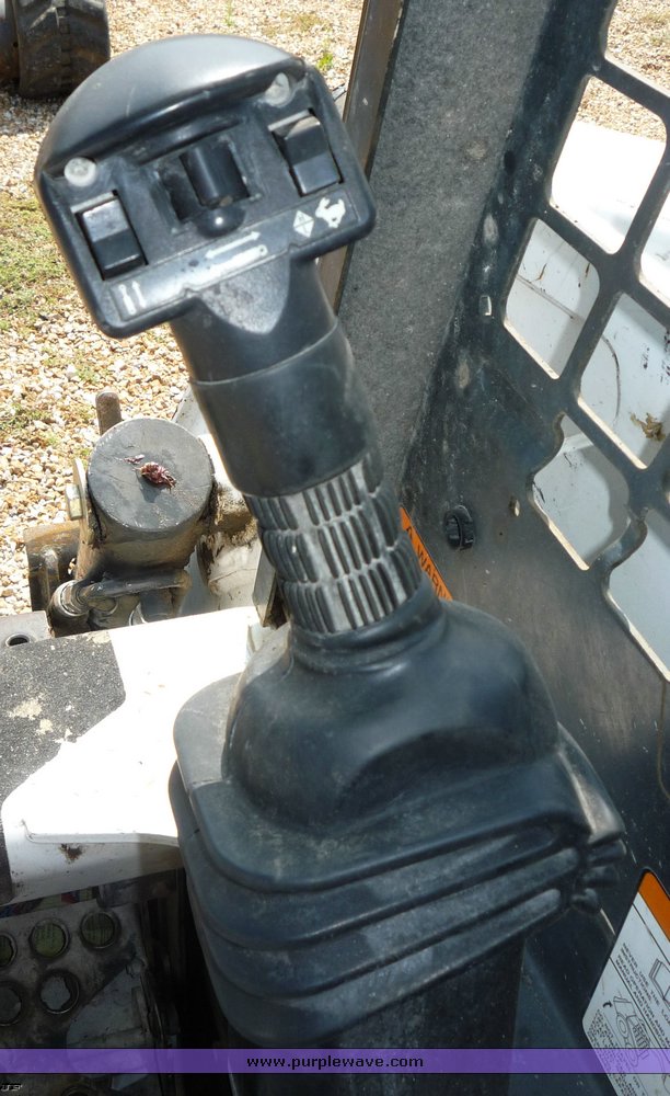 image for item 2277 2005 Bobcat S220 skid steer