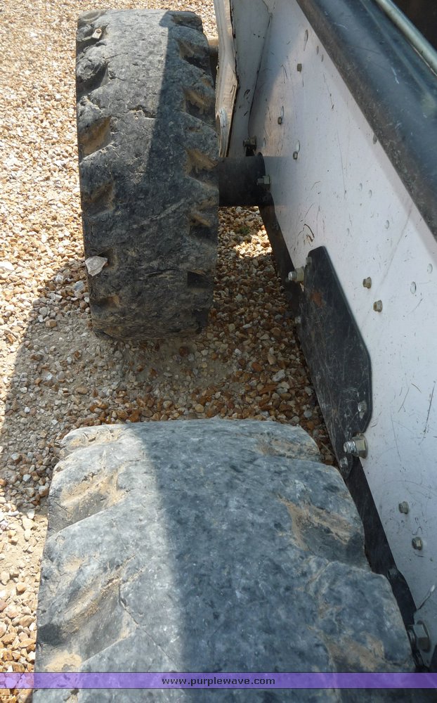 image for item 2277 2005 Bobcat S220 skid steer