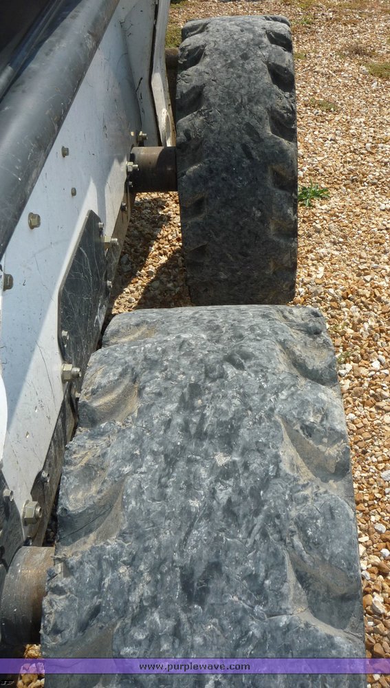 image for item 2277 2005 Bobcat S220 skid steer