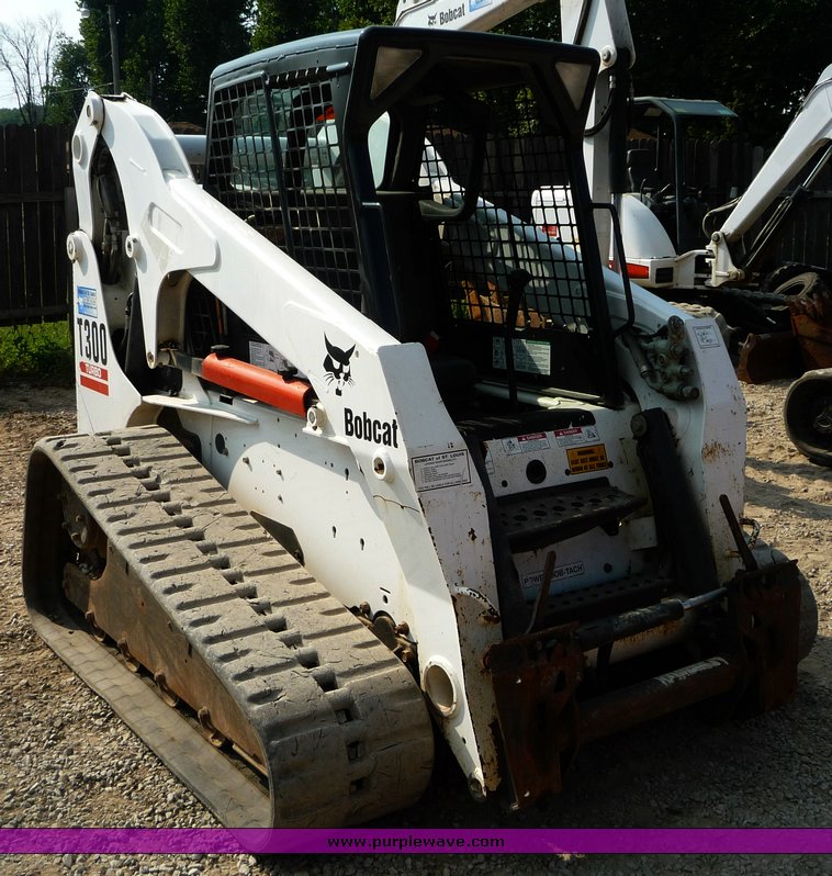 image for item 2285 2005 Bobcat T300 skid steer