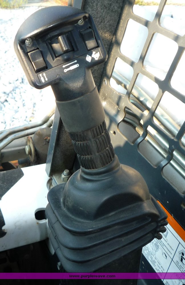image for item 2292 2005 Bobcat S160 skid steer