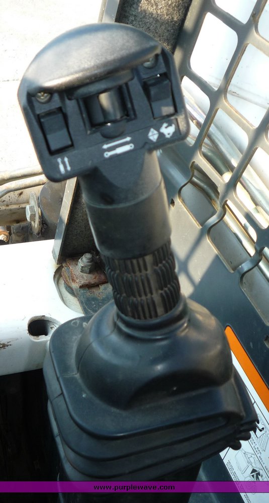 image for item 2293 2004 Bobcat S160 skid steer