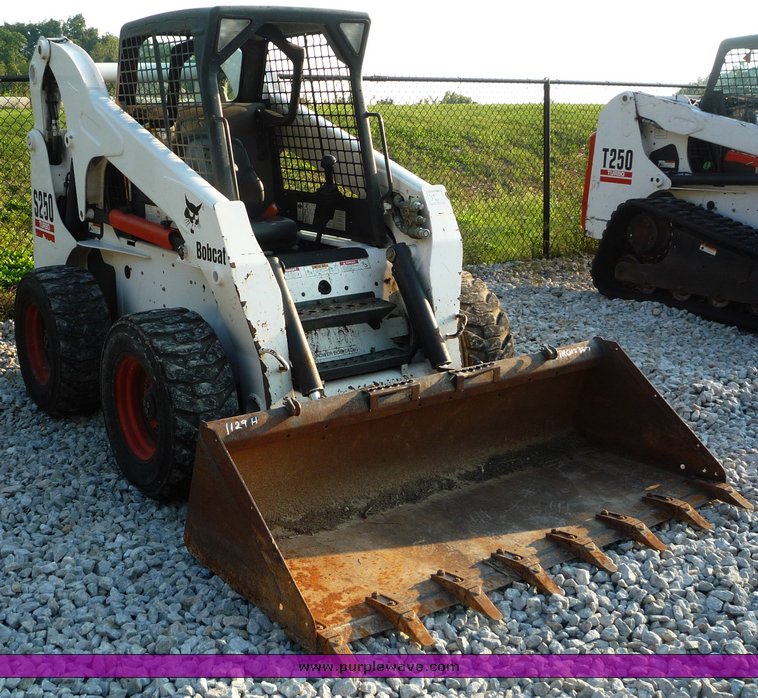 image for item 2298 2005 Bobcat S250 skid steer