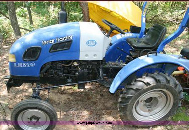 image for item 1004 Lanair LE200 tractor