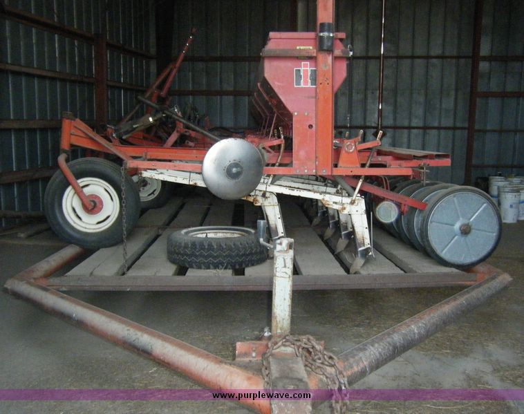 image for item 1101 International 150 hoe drill with liquid fertilizer