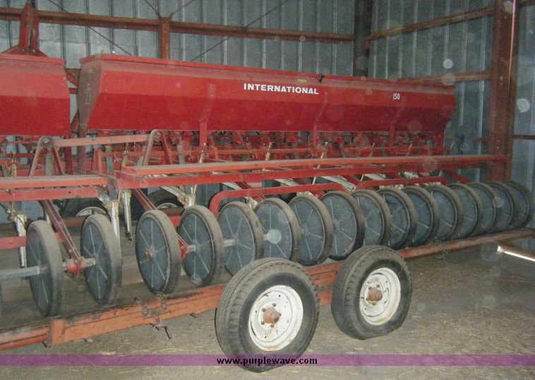 image for item 1101 International 150 hoe drill with liquid fertilizer