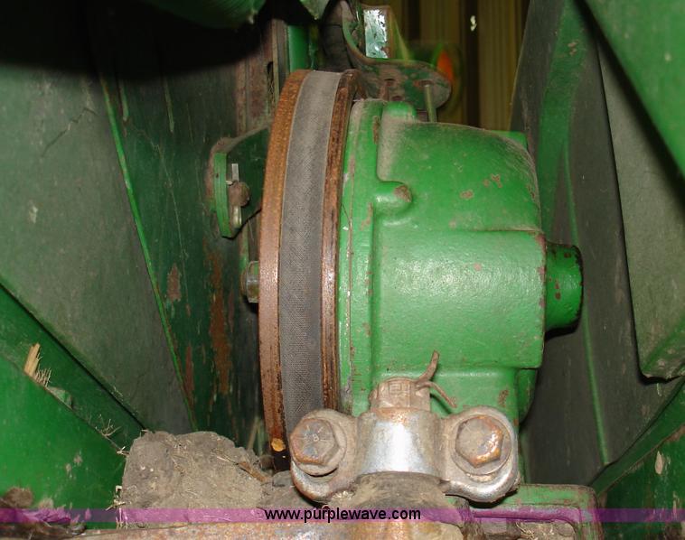 image for item 1300 1997 John Deere 925 flex platform with finger reel