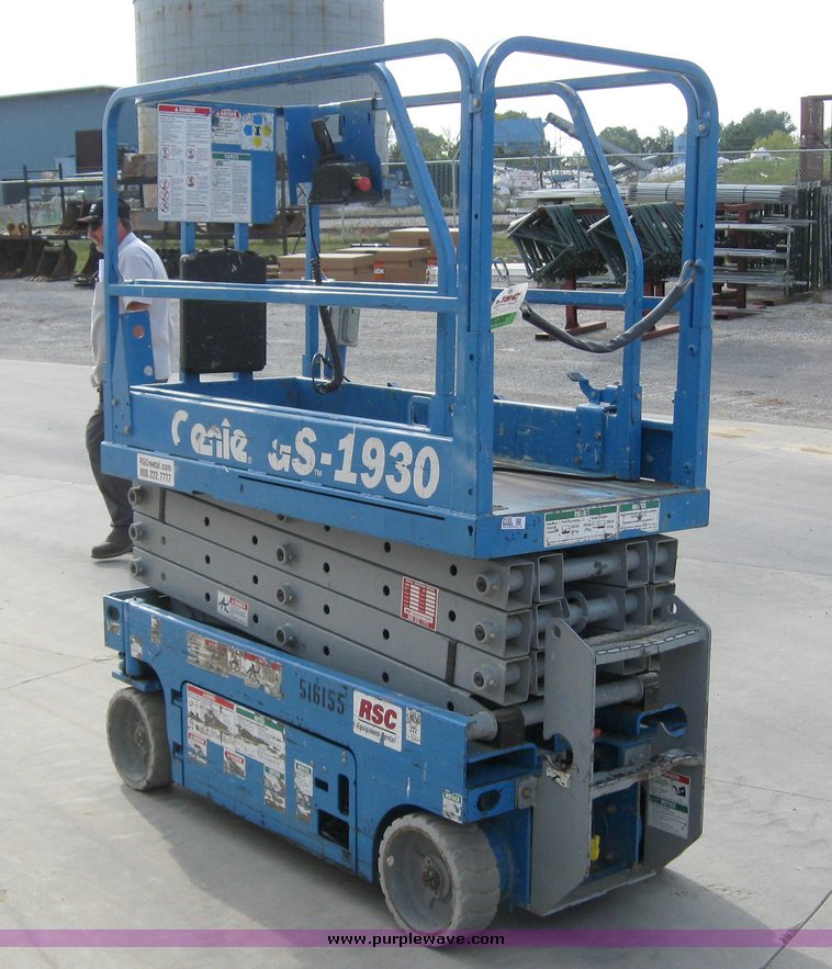 image for item 2193 2004 Genie GS1930 scissor lift