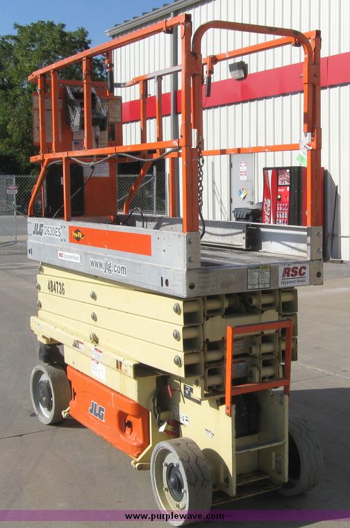 image for item 2196 2004 JLG 2630ES scissor lift