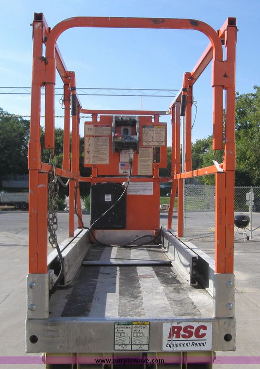 image for item 2196 2004 JLG 2630ES scissor lift