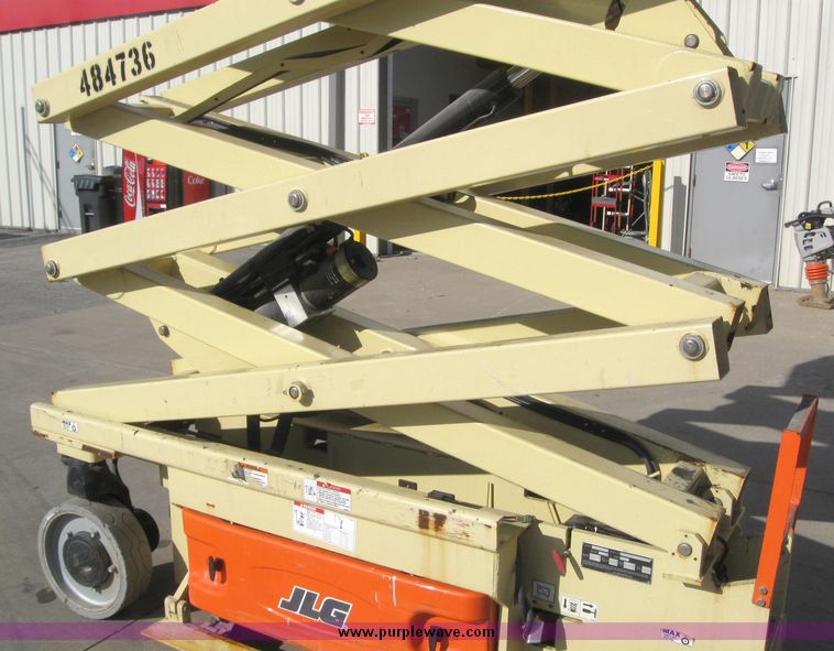 image for item 2196 2004 JLG 2630ES scissor lift