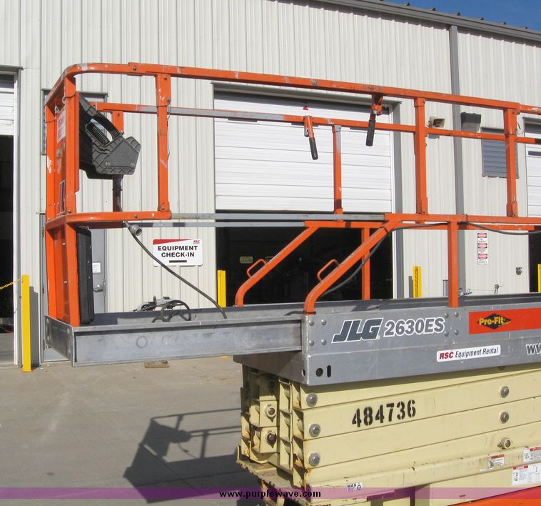 image for item 2196 2004 JLG 2630ES scissor lift