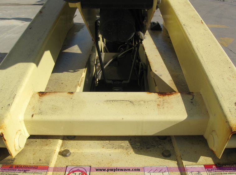 image for item 2196 2004 JLG 2630ES scissor lift