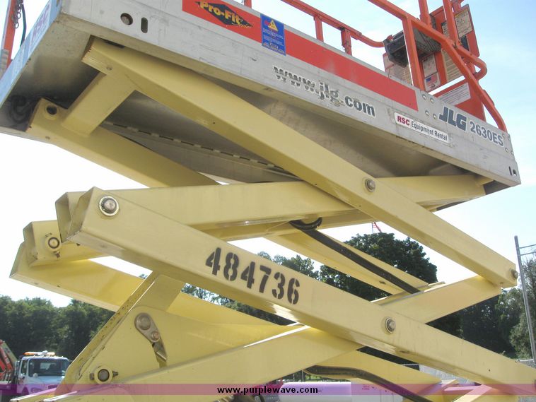 image for item 2196 2004 JLG 2630ES scissor lift