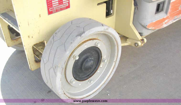 image for item 2196 2004 JLG 2630ES scissor lift