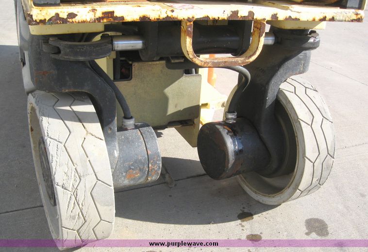 image for item 2196 2004 JLG 2630ES scissor lift