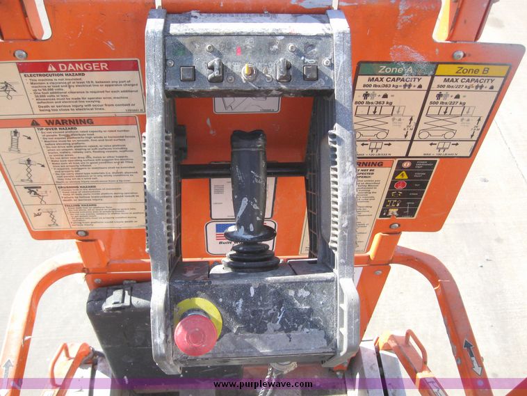 image for item 2196 2004 JLG 2630ES scissor lift