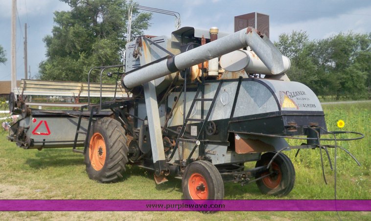 image for item 3433 Allis-Chalmers Gleaner A combine