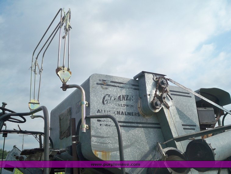 image for item 3433 Allis-Chalmers Gleaner A combine