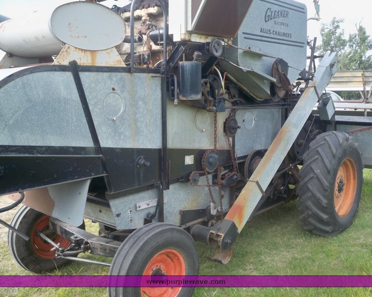 image for item 3433 Allis-Chalmers Gleaner A combine