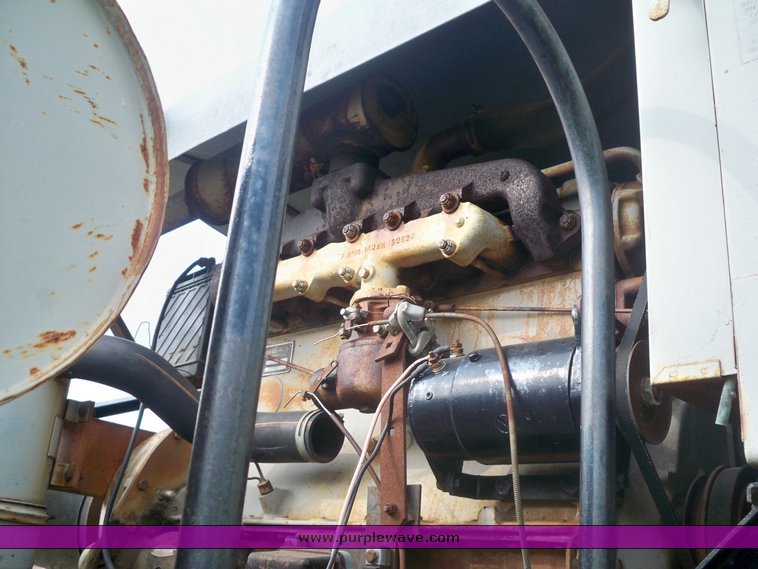 image for item 3433 Allis-Chalmers Gleaner A combine