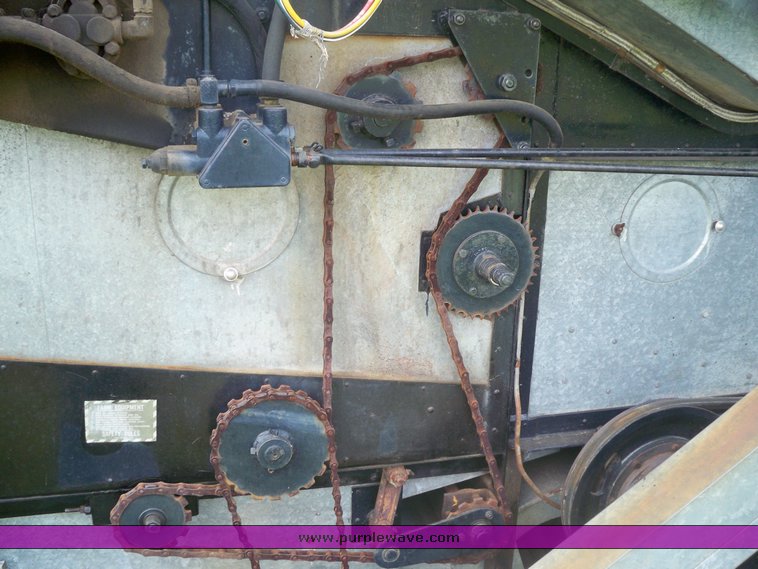 image for item 3433 Allis-Chalmers Gleaner A combine