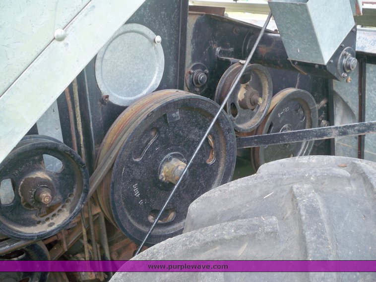 image for item 3433 Allis-Chalmers Gleaner A combine