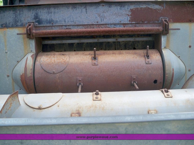 image for item 3433 Allis-Chalmers Gleaner A combine