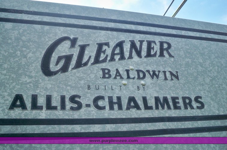 image for item 3433 Allis-Chalmers Gleaner A combine