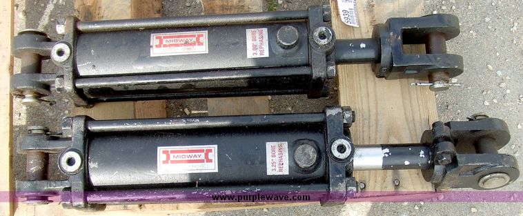 image for item 5939 (2) Midway hydraulic cylinders