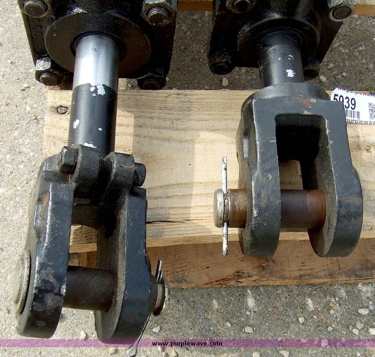 image for item 5939 (2) Midway hydraulic cylinders