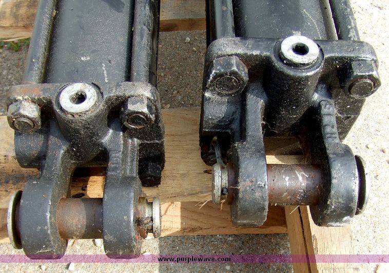 image for item 5939 (2) Midway hydraulic cylinders