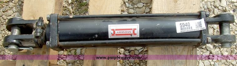 image for item 5940 Midway hydraulic cylinder
