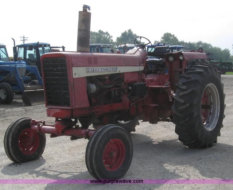 image for item 5951 International 826 tractor