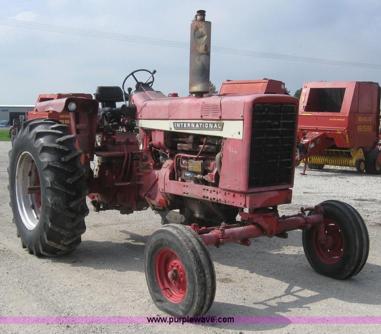 image for item 5951 International 826 tractor
