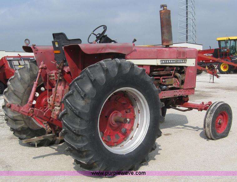 image for item 5951 International 826 tractor