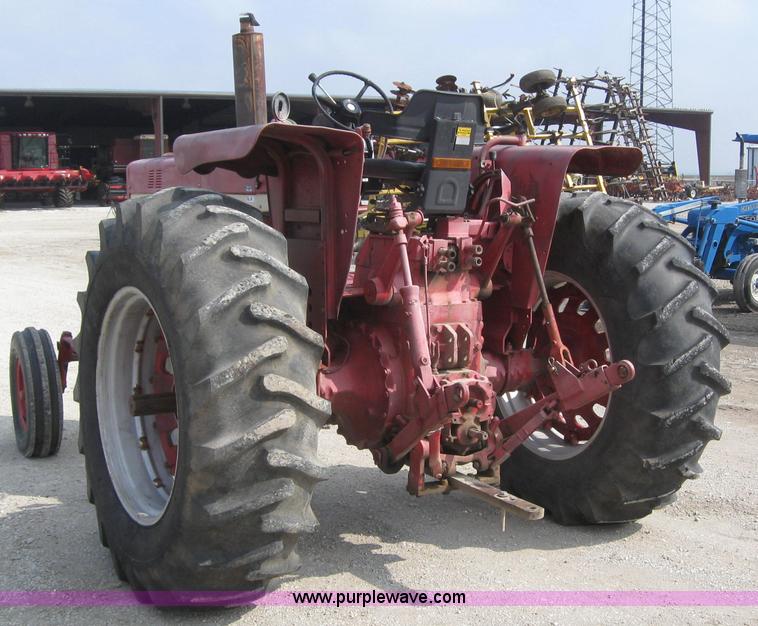 image for item 5951 International 826 tractor
